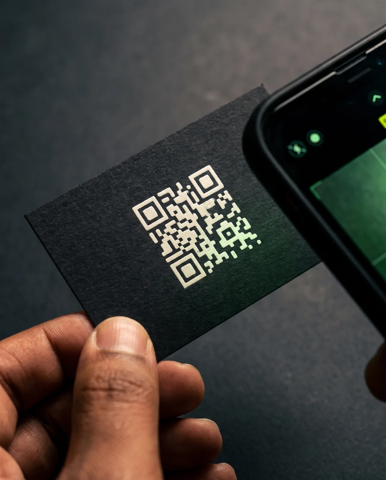 Cartão impresso premium com QR individual sendo lido pelo celular